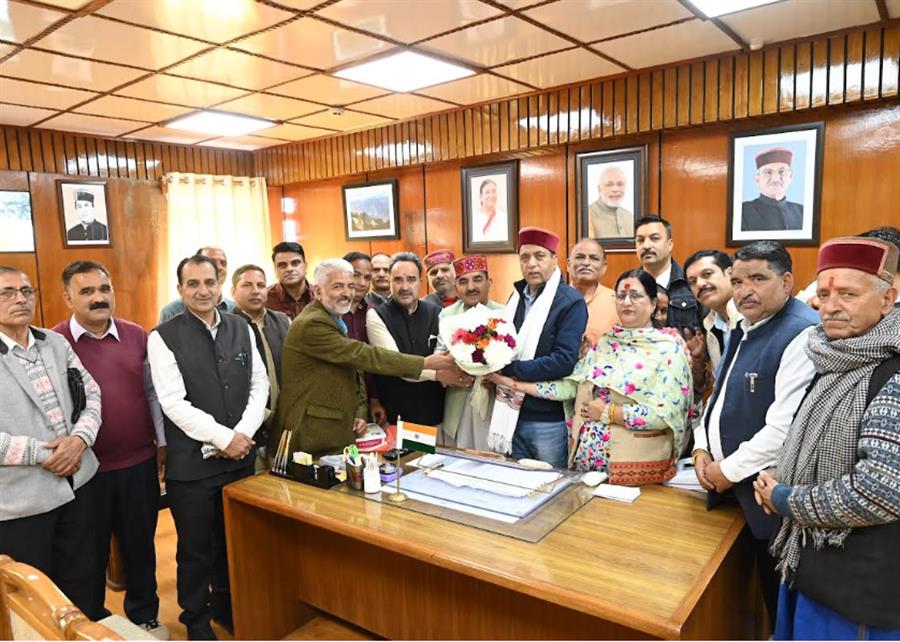 मेरिट पर मित्रता भारी, चहेतों को सेटल करने में नियम-कायदे ताक पर: जयराम ठाकुर