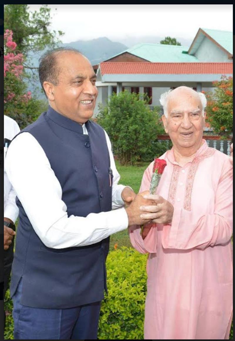 पूर्व मुख्यमंत्री शांता कुमार से मिले सीएम जय राम ठाकुर